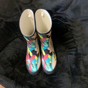 Será size 7 floral rain boots